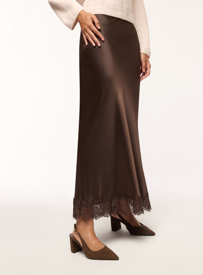 Gonna lunga svasata in satin con bordo in pizzo