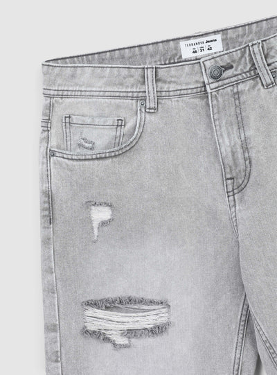 Pantaloncini di jeans con stappi sfrangiati