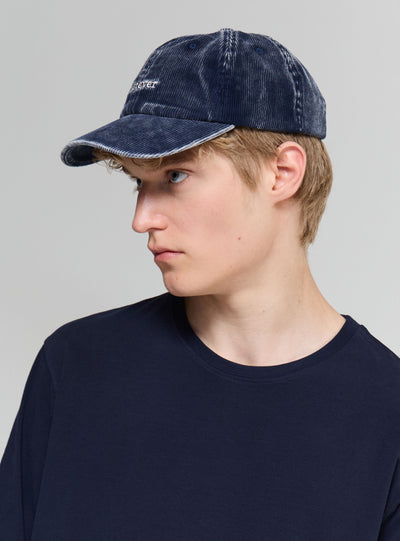 Cappellino effetto velluto con scritta ricamata
