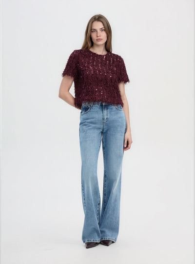 T-shirt crop con paillettes e piumette