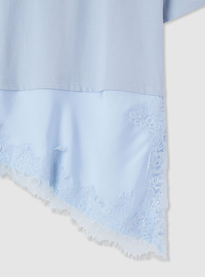 T-shirt con fondo asimmetrico e inserti in pizzo