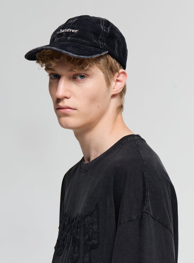 Cappellino effetto velluto con scritta ricamata