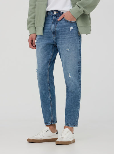 Jeans relaxed con piccoli strappi