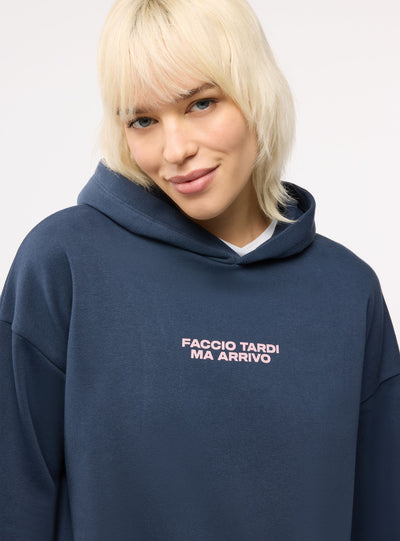 Felpa crop con cappuccio e scritta