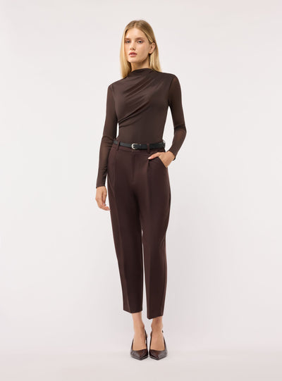 Pantaloni chino con pinces e cintura