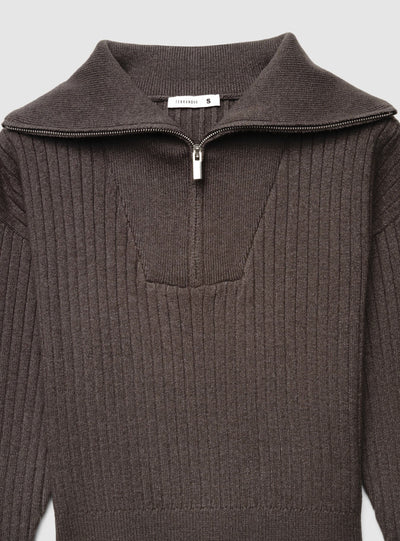 Maglia a coste con zip al collo