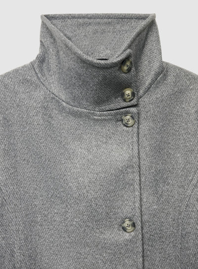 Abrigo largo con cuello alto y cinturón