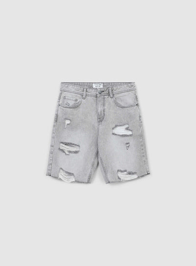 Pantaloncini di jeans con stappi sfrangiati
