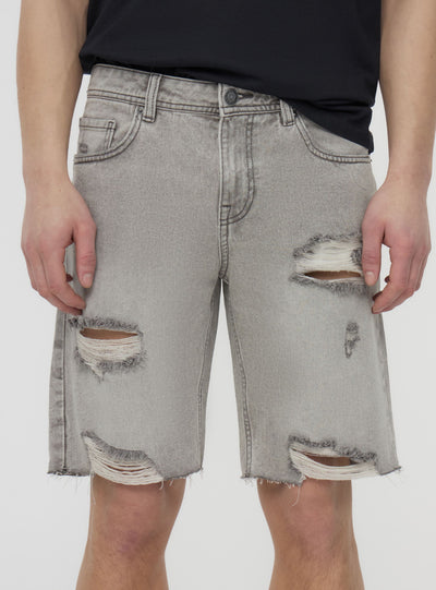 Pantaloncini di jeans con stappi sfrangiati