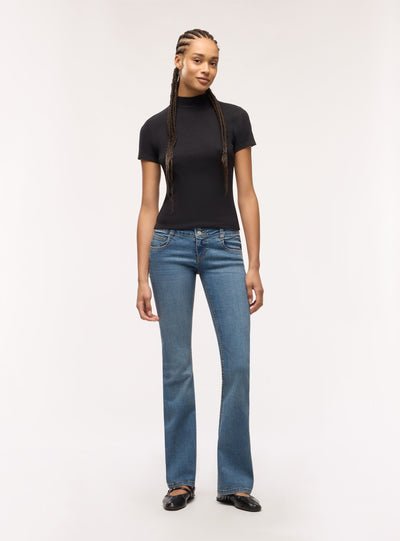 T-shirt a coste con collo lupetto