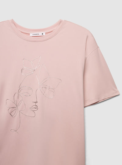 T-shirt con stampa volto e farfalle