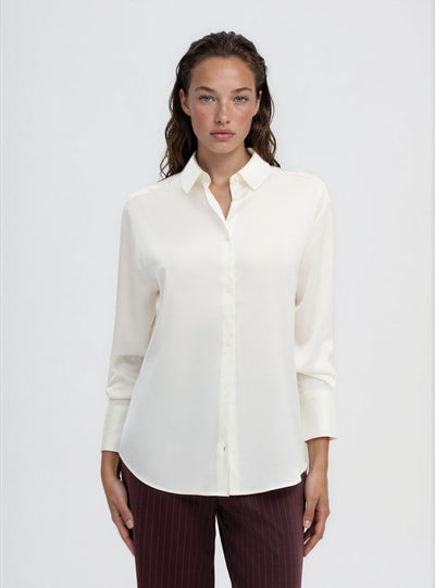 Camicia ampia in satin a tinta unita