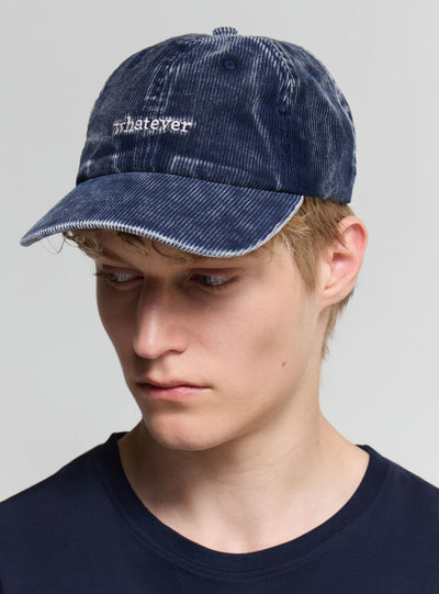 Cappellino effetto velluto con scritta ricamata