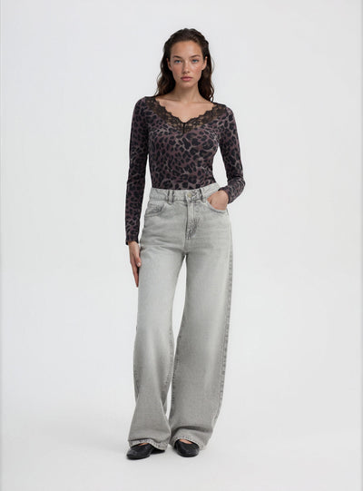 T-shirt a maniche lunghe animalier con scollo a V e bordo in pizzo