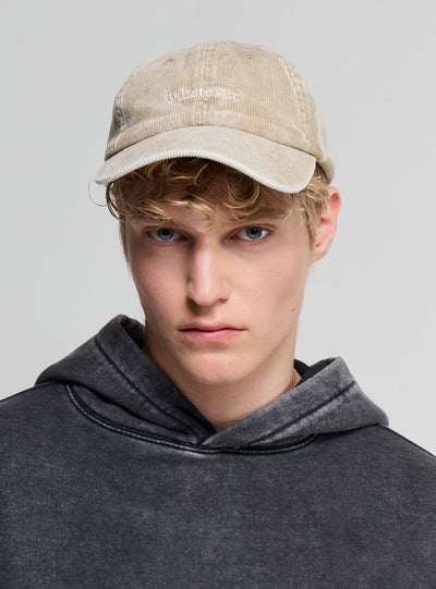 Cappellino effetto velluto con scritta ricamata