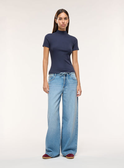 T-shirt a coste con collo lupetto