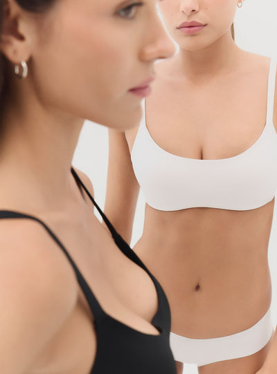 Bra with moulded cups in a solid colour