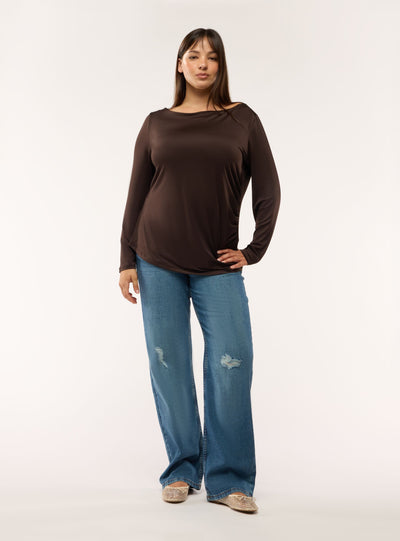 T-shirt a maniche lunghe con scollo barca asimmetrico