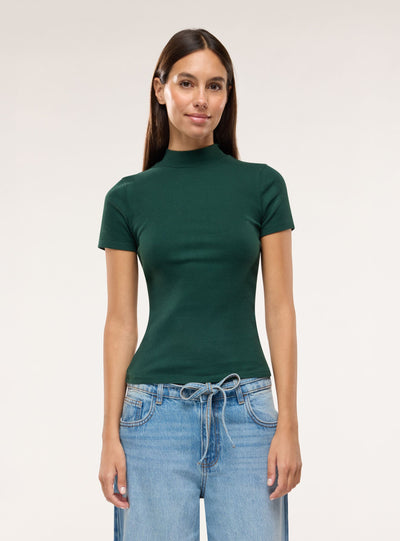 T-shirt a costine con collo lupetto