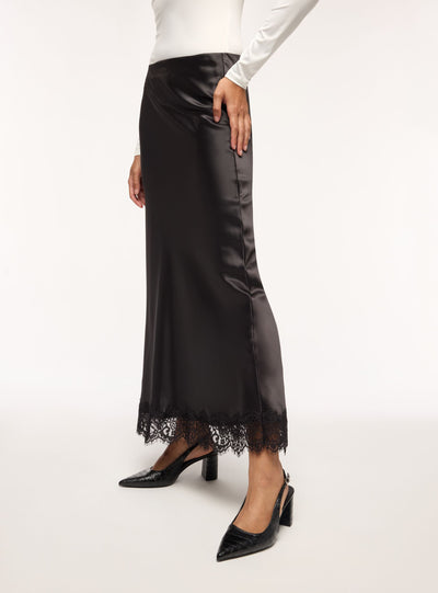 Gonna lunga svasata in satin con bordo in pizzo