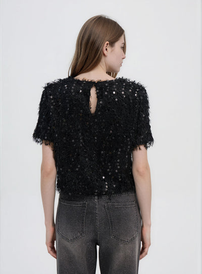 T-shirt crop con paillettes e piumette
