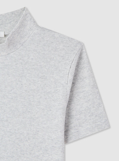 T-shirt a coste con collo lupetto