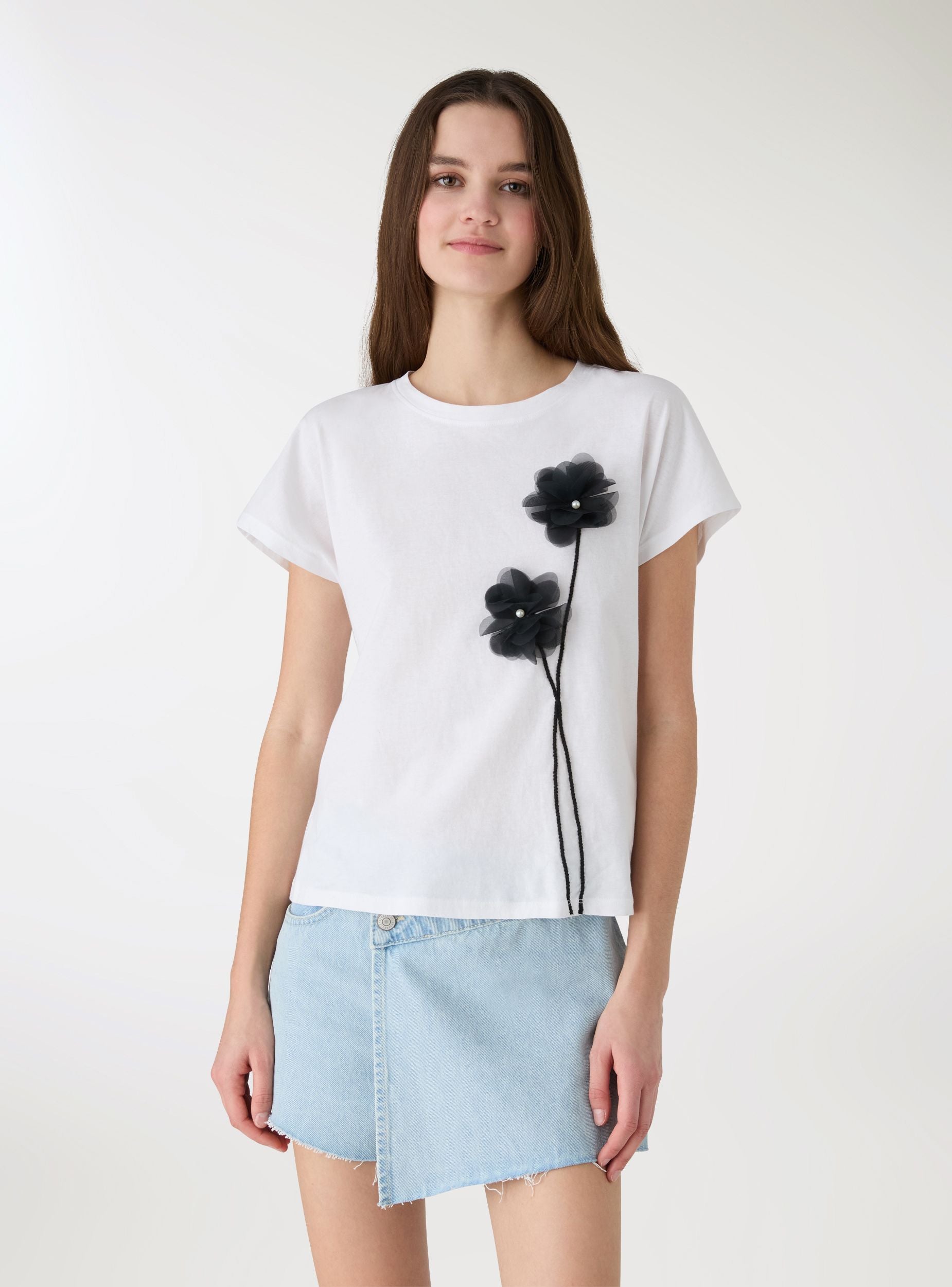 T-shirt con applicazioni floreali Bianco ottico SAB0082175001S347 ...