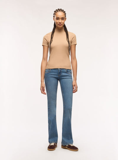 T-shirt a costine con collo lupetto