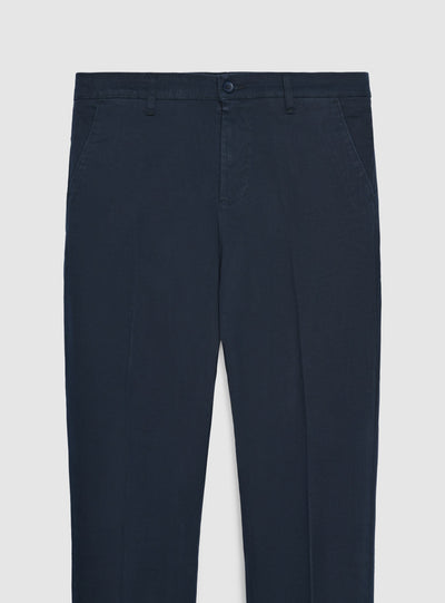 Pantaloni chinos sartoriali con piega
