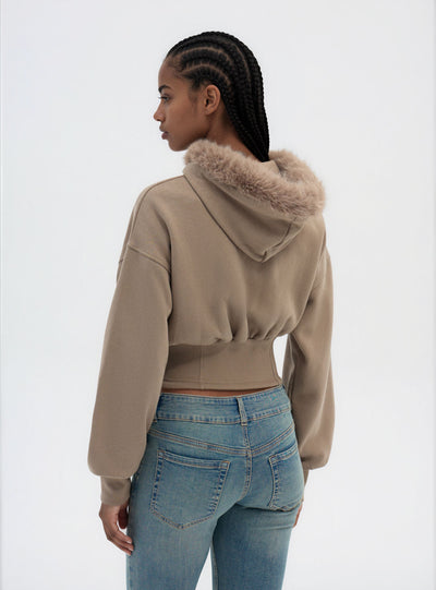Felpa crop con zip e cappuccio bordato in pelliccia sintetica