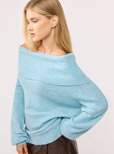 Maglia con collo ampio a tinta unita