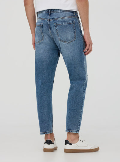 Jeans relaxed con piccoli strappi