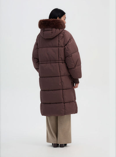 Manteau long matelassé avec capuche et bordure effet fourrure