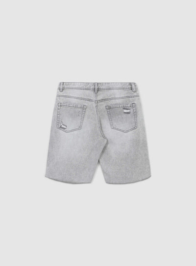 Pantaloncini di jeans con stappi sfrangiati