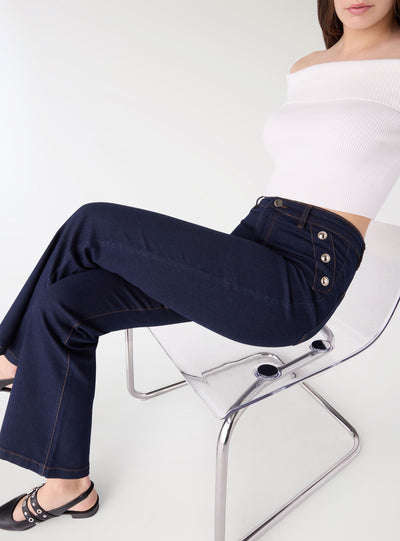 Jeans flare con bottoni decorativi