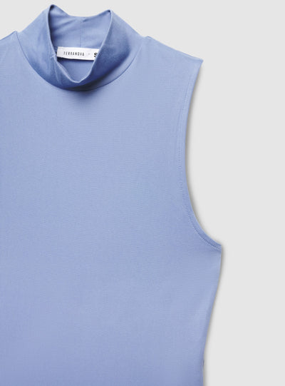 Top crop a tinta unita con collo lupetto