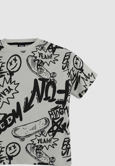 T-shirt con stampa all-over graffiti