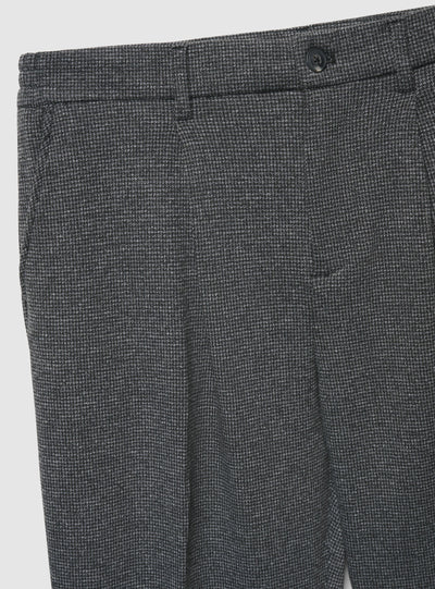 Pantaloni chino con pieghe a pied de poule
