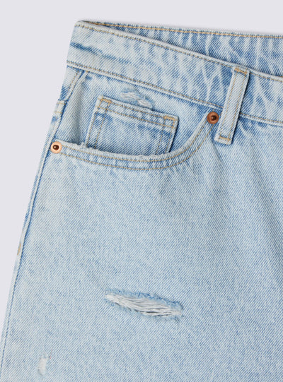 Shorts mom di jeans chiari con piccoli strappi