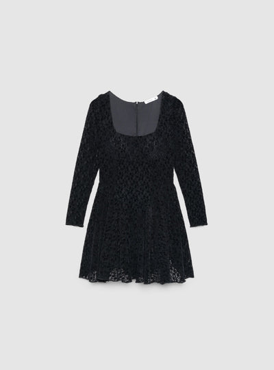Vestito in pizzo con scollo quadrato