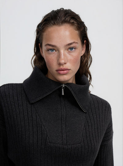 Maglia a coste con zip al collo