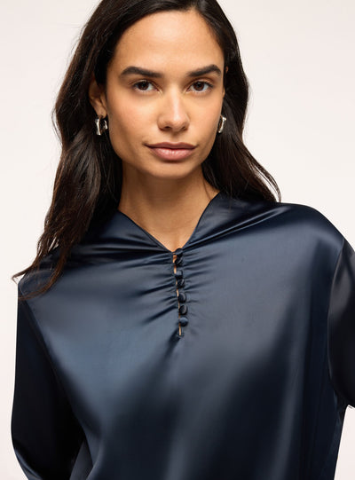 Camicia in satin con collo coreano e arriccio