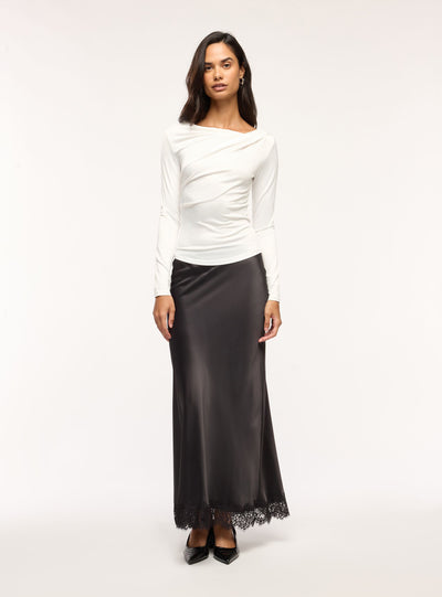 Gonna lunga svasata in satin con bordo in pizzo