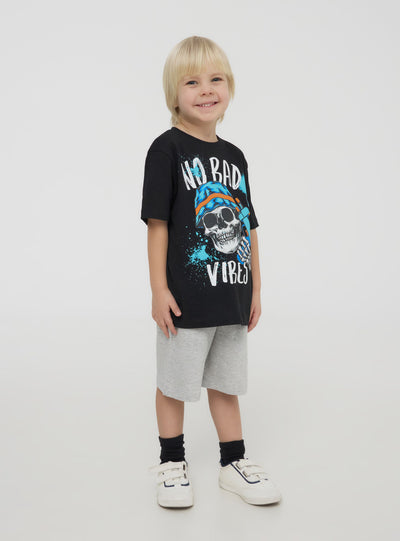 Camiseta con texto y estampado de calavera