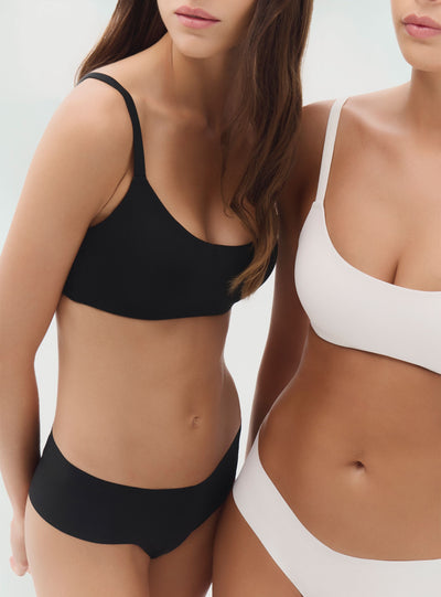Bra with moulded cups in a solid colour
