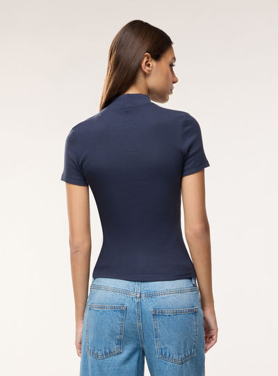 T-shirt a coste con collo lupetto