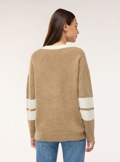 Maglia con scollo a V e numero intarsiato