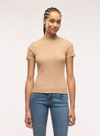 T-shirt a costine con collo lupetto