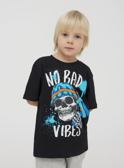 Camiseta con texto y estampado de calavera