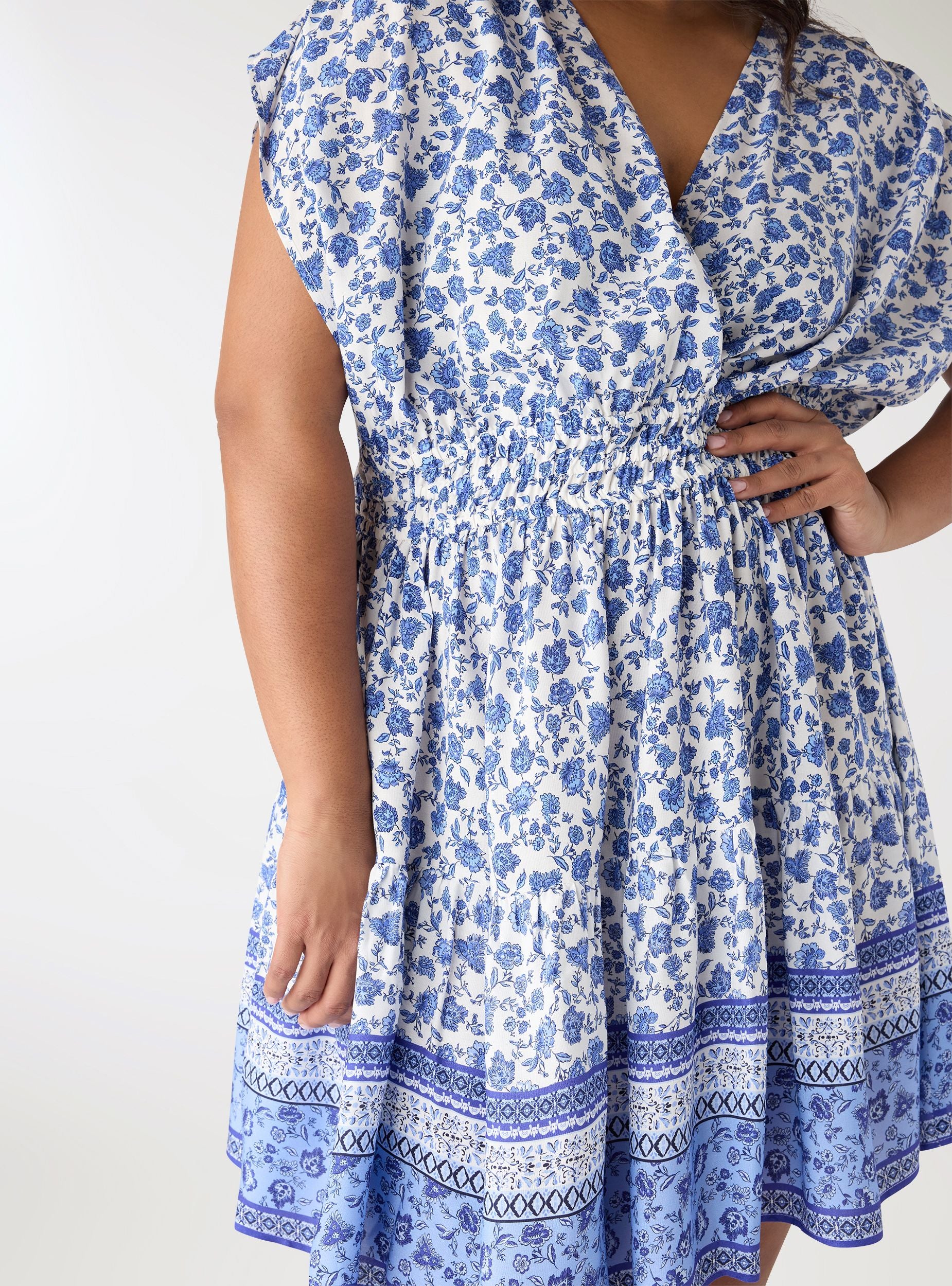 Short dress with floral print and V-neckline Short dress with floral print and V-neckline
